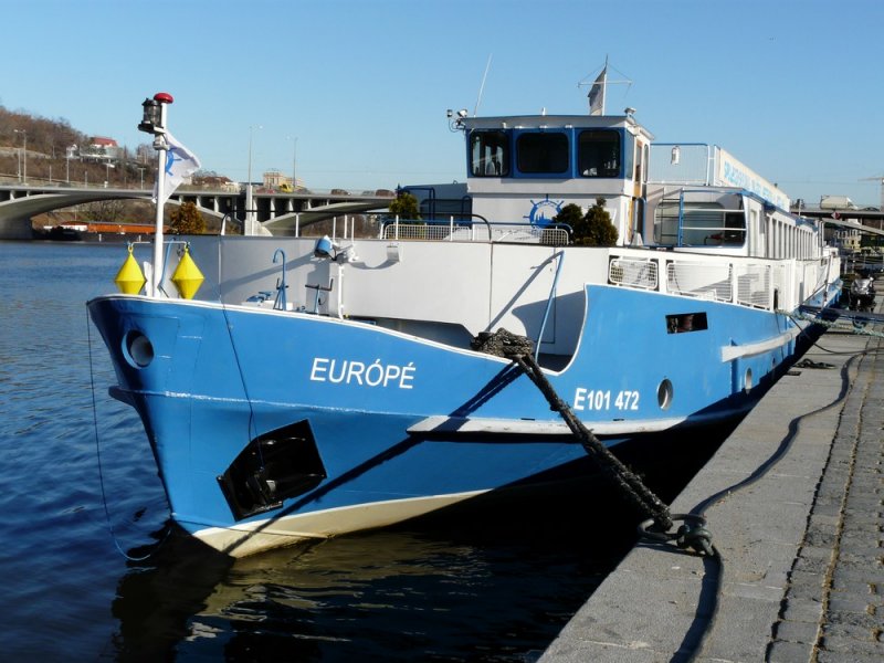 Das Fahrgastschiff  EURP  am 25.01.2008 in seinen Heimathafen Praha (Prag). Dieses Schiff wurde 1961 bei der Schiffswerft Edgar Andr in Magdeburg erbaut. Als  ERICH WEINERT  fuhr es fr die Weie Flotte Magdeburg. 1994 wurde das Schiff nach Prag verkauft und erhielt da den jetzigen Namen. Folgende Angaben am Schiff lesbar: Lnge 53 m / Breite 8,10 m / 250 Personen / Schiffs-Nummer E 101472. Weitere Infos zu diesen und anderen ehemaligen DDR-Schiffen unter: http://www.ddr-binnenschifffahrt.de/index.htm 