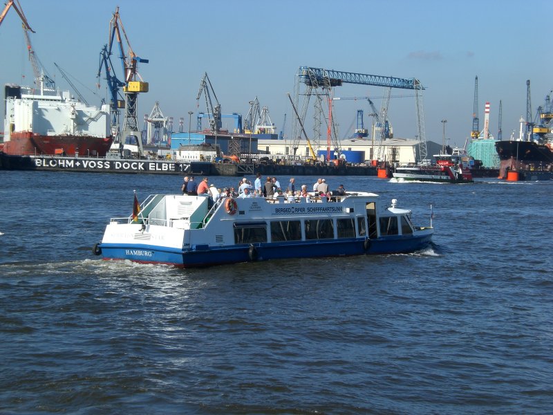 Das Fahrgastschiff Hamburg auf der Elbe nahe der Anlegestelle Hamburg St. Pauli.