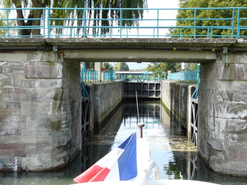 Das Fahrgastschiff  Kaiserstuhl , der Breisacher Fahrgast-Schiffahrt GmbH, fhrt am 18.09.2007 in die Illschleuse (Canal de Colmar).