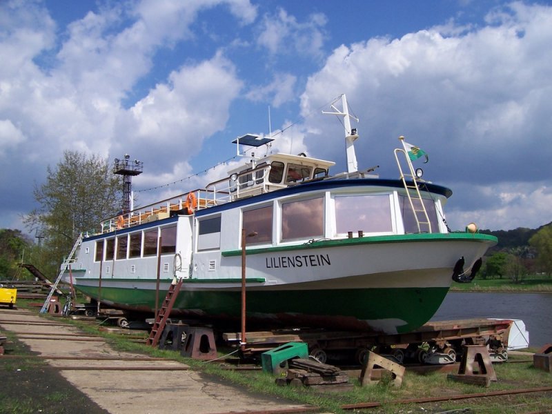 Das Fahrgastschiff  Lilienstein  der Schsischen Dampfschiffahrts GmbH & Co. Conti Elbschiffahrts KG aus Dresden, liegt hier am 28.04.2005 auf der Schiffswerft Laubegast. Baujahr: 1982, Bauwerft: Yachtwerft Berlin, Lnge 28,50 m. Weitere Infos da: http://www.saechsische-dampfschiffahrt.de/Motorschiffe-11.html