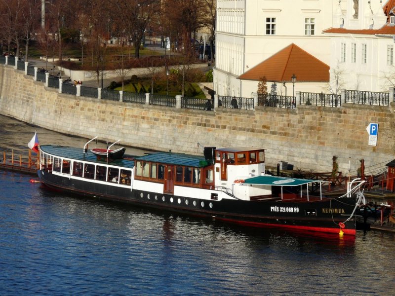 Das Fahrgastschiff  Nepomuk  liegt am 25.01.2008 unterhalb der Karlsbrcke, in seiner Heimatstadt Praha (Prag). Es wurde 1930 in Belgien, unter den Namen  Rhodania  erbaut. Ab 1937 fhrte es den Namen  Ville de Strasbourg . Spter fuhr es, bis 1980, als  Strasbourg  bei der Basler Personenschiffahrt in Basel. Anschlieend wurde das, inzwischen  Nepomuk  getaufte, Schiff an die Personenschiffahrt Woditsch in Sasbach am Rhein verkauft. Diese wurde 1993 von Manfred Kunze bernommen. Er verkaufte das Schiff etwa 2000 nach Dsseldorf, wo es als stationres Restaurant-Schiff diente. Im Juli 2006 wurde es an einen neuen Eigner in Prag verkauft und wie man sehen kann, bestens Instand gesetzt. Europa-Nummer: PVČS 32106989, Lnge: 38,60 m, Breite: 5,26 m. Das Schiff wurde von einem Sulzer-Diesel mit 220 PS angetrieben, ob dieser sich noch im Einsatz befindet ist nicht bekannt. 