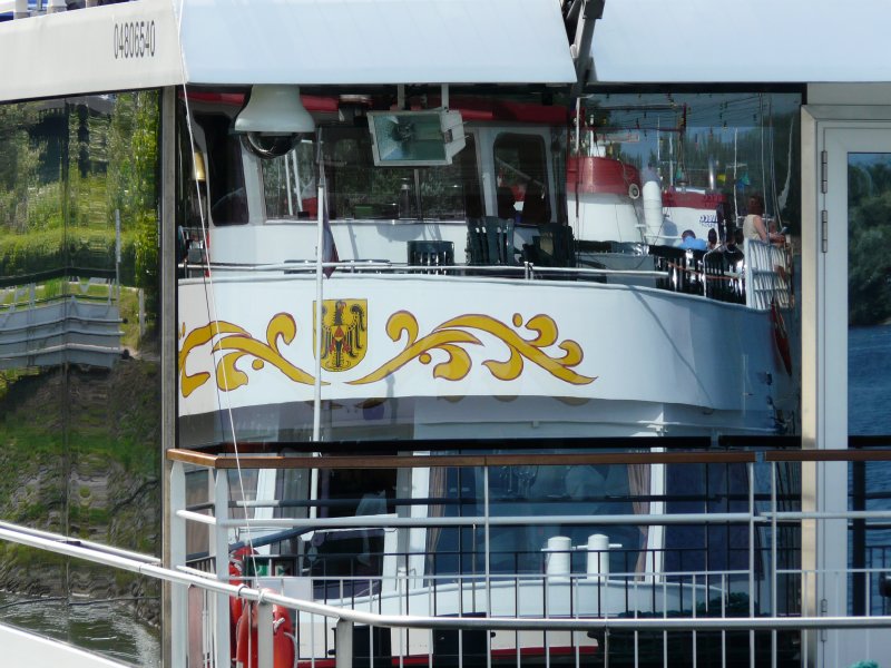 Das Fahrgastschiff  Weinland Baden  der Breisacher Fahrgast-Schiffahrt (www.bfs-info.de) spiegelt sich in der verglasten Heckpartie der  Premicon Queen . Ort: Breisacher Altrhein am 07.08.2008.