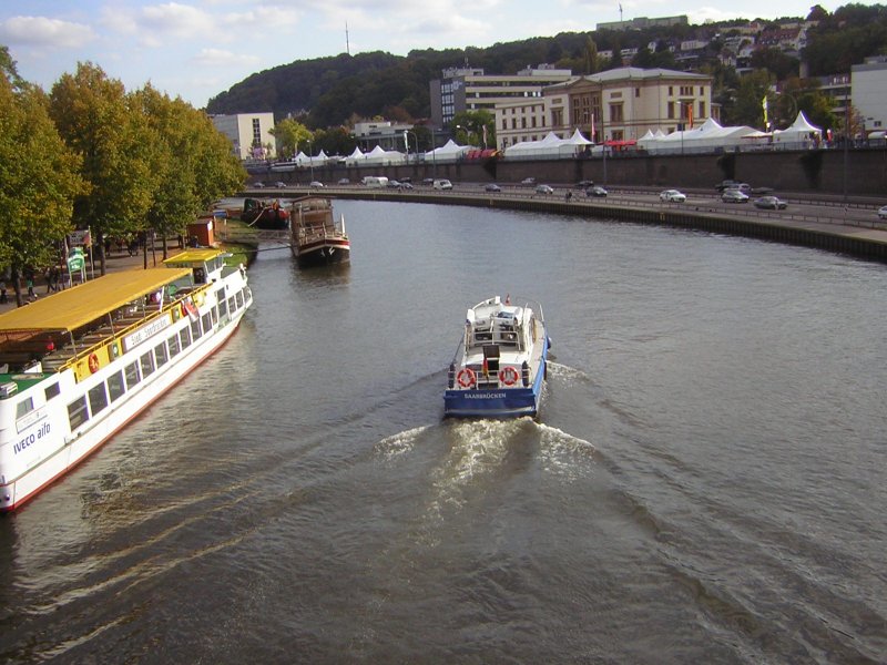 Das Foto zeigt nochmal das Schiff der WSP auf der Saar. Das Foto habe ich am 02.10.2009 in Saarbrcken aufgenommen.Weiterhin ist der Saarlndische Landtag, und oben auf dem Berg die Saarbrcker Winterberg Kliniken zu sehen.