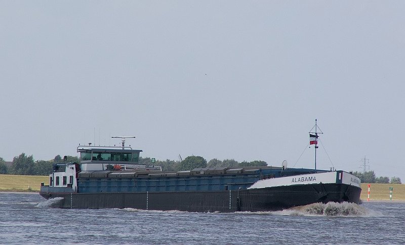 Das Frachtschiff  Alabama  fhrt auf Hhe Walsum in Richtung Duisburg auf dem Rhein. Das Foto stammt vom 13.08.2007