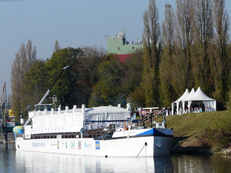 Das Frachtschiff MS  Jenny  (105 x 9,5 / 2290 Tonnen / 4503240) wurde zu einen Ausstellungsschiff umgebaut. Hier liegt es am 25.10.2008 im Breisacher Altrhein, gemietet vom Reiseveranstalter Thomas Cook und symbolisch auf  Sentido  getauft. Weitere Infos unter: http://www.ausstellungsschiff.de/index_2.htm und http://www.scheubner.de/