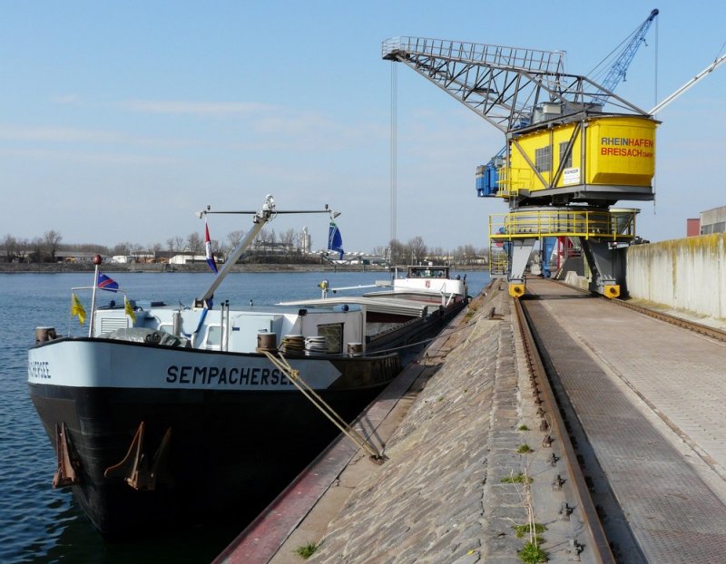 Das Frachtschiff  Sempachersee  lscht am 25.02.2008 im Rheinhafen Breisach. Euro-Nummer 2318399, 86 m x 8,20 m, 1223 Tonnen.