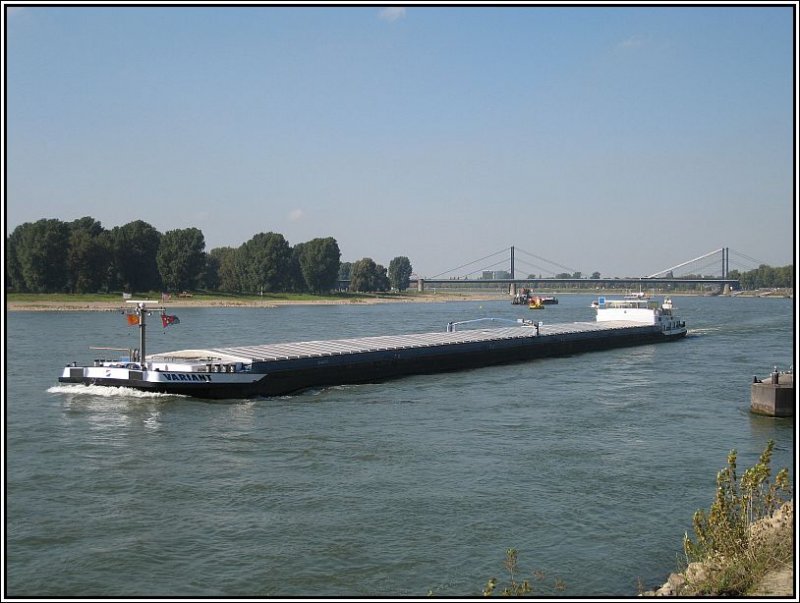 Das Frachtschiff  Variant  ist am 23.09.2007 auf dem Rhein in Dsseldorf rheinaufwrts unterwegs.