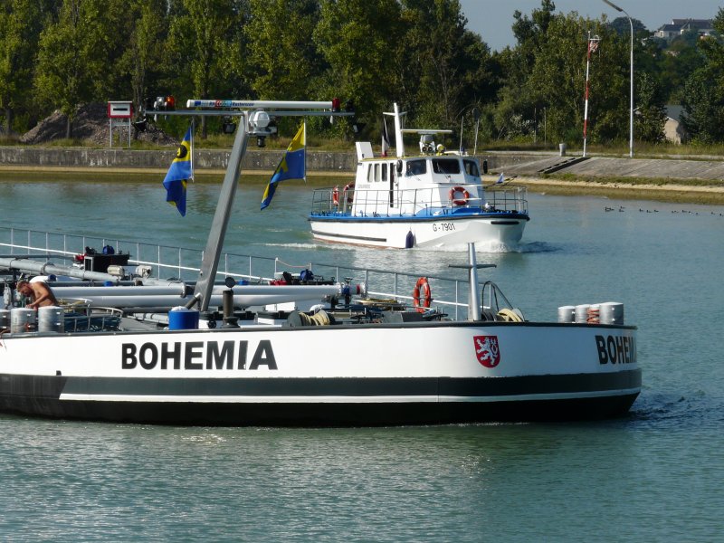 Das franzsische Gendarmerie-Boot  ALSACE G-7901  kontrolliert am 29.08.2008 das deutsche Tankschiff  BOHEMIA  (Lnge 109,7 m / 2376 Tonnen / Schiffsnummer 4804100 / Heimathafen: Smachtenhagen) im Oberwasser der Schleuse Vogelgrn (Rhein-Seiten-Kanal). 