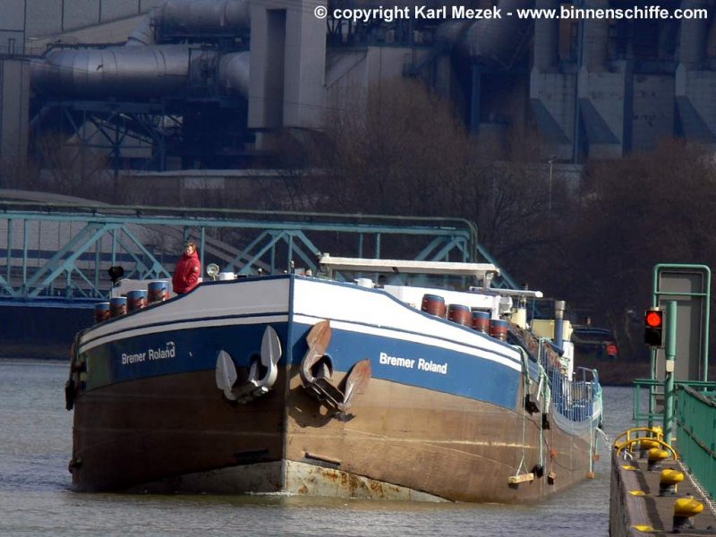 Das Gtermotorschiff BREMER ROLAND im Mrz 2007 auf dem Rhein-Herne-Kanal vor der Schleuse Wanne-Eickel. 

EU-Nr.4603230
80 Meter lang, 9,2 Meter breit, 1210 Tonnen.

Als Heimatort habe ich 2004 Minden, 2006 Magdeburg notiert, wenn die Daten von 2006 nicht falsch sind, hat sich der Heimatort inzwischen gendert.

Das etwas monstrs wirkende Gebude im Hintergrund ist das Kohlekraftwerk in Herne-Baukau.