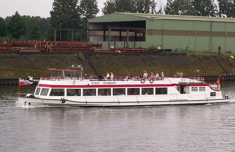 Das Hafenrundfahrtsschiff  Stadt Duisburg  auf einer Tour durch den Duisburger Hafen. Das Foto stammt vom 02.07.2007
