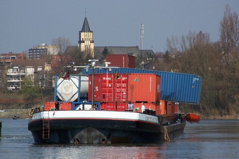 Das havarierte Containerschiff  Excelsior  (Europanummer: 4607680) am 28.03.2007 in Kln-Porz.