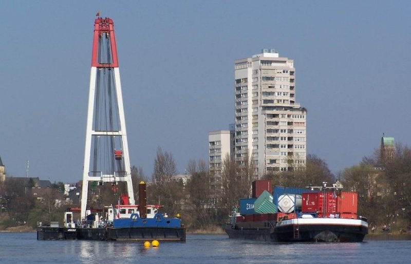 Das havarierte Containerschiff  Excelsior  (Europanummer: 4607680) am 28.03.2007 in Kln-Porz. Links daneben das Kranschiff  Grizzly  (Europanummer: 4032690).