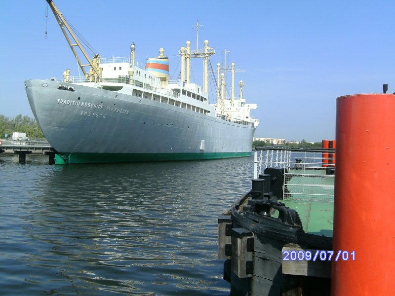 Das Heck des Traditionsschiff Typ Frieden in Rostock am 1.Juli 2009.