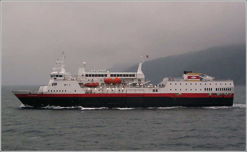 Das Hurtigrutenschiff MS Vesterlen zwischen Troms und Skjervy auf dem Weg nach Norden. Das Bild ist bei der Begegnung mit der sdwrts fahrenden MS Kong Harald von dieser aus aufgenommen. Etwa zehn Minuten vorher wird die Begegnung via Lautsprecher angekndigt, so dass man sich an einen guten Platz begeben kann. Das nordwrts fahrende Schiff darf zuerst tuten. Wenn man drauen steht und das eigene Schiff pltzlich anfngt zu tuten, bekommt man einen groen Schreck. Technische Daten zur MS Vesterlen: Baujahr: 1983, 560 Passagiere, Lnge 108,6 m, Breite 16,5 m, 7 Decks 17.8.2006 (Jonas)