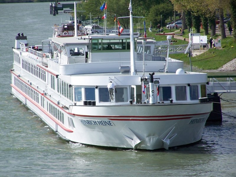 Das Kabinenschiff  Heinrich Heine  aus Oberwesel, liegt am 29.04.2006 im Breisacher Altrhein, Rhein-Kilometer 225.