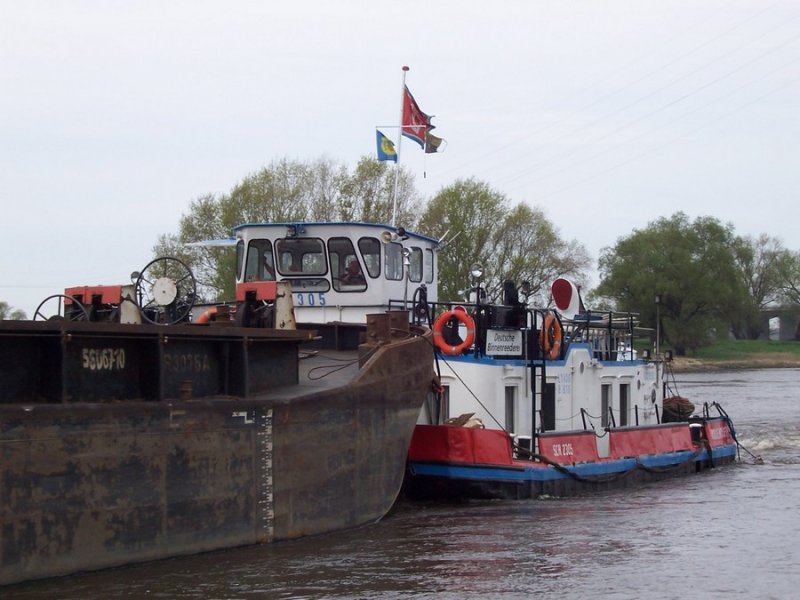 Das Kanalschubschiff  SCH 2305  am 29.04.2005 zu Berg unterhalb vom  Lostauer Ecken , ca. Elbe-Km 338. Europa-Nummer: 5602850, 14,06 m x 8,16 m, Heimathafen: Hohenwarthe. Hier im Einsatz fr die Deutsche Binnenreederei Berlin.