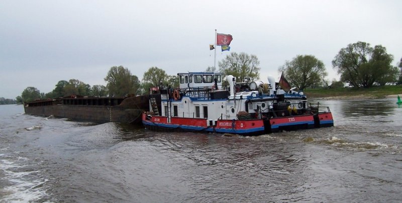 Das Kanalschubschiff  SCH 2305  am 29.04.2005 zu Berg unterhalb vom  Lostauer Ecken , ca. Elbe-Km 338. Europa-Nummer: 5602850, 14,06 m x 8,16 m, Heimathafen: Hohenwarthe. Hier im Einsatz fr die Deutsche Binnenreederei Berlin.