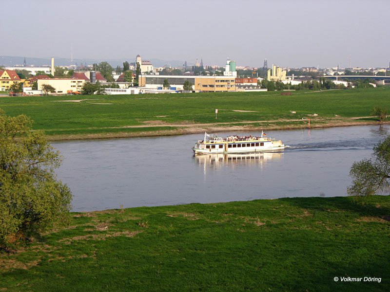 Das kleine Ausflugsschiff MS  Bad Schandau  (Baujahr 1987, Lnge 32,1 m) auf der Elbe bei Dresden-Briesnitz - 05.05.2006
