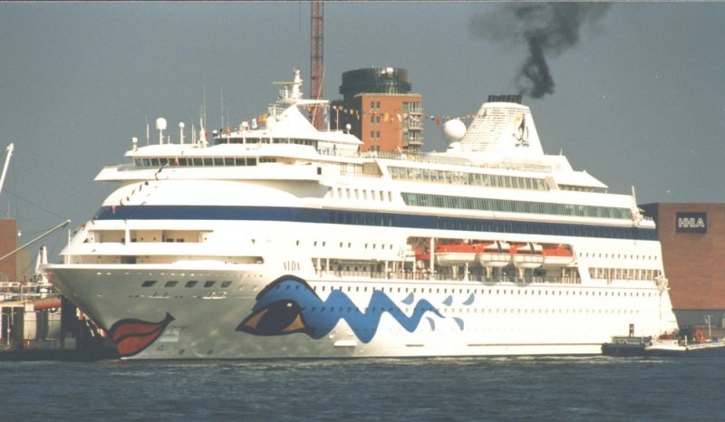 Das Kreuzfahrtschiff  Aida  liegt am 10.06.1996 im Hamburger Hafen, an der Überseebrücke.