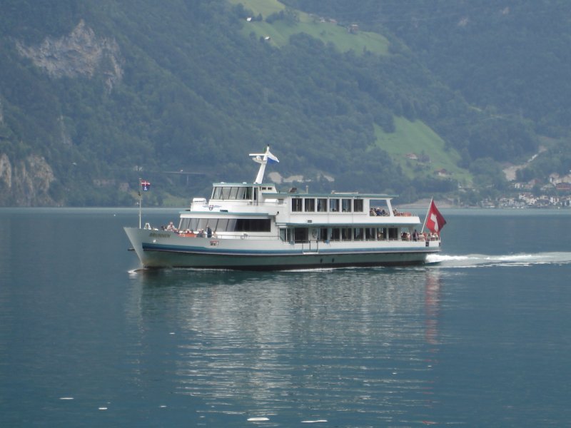 Das Linienschiff MS Brunnen kurz vor der Schiffstation Tellsplatte