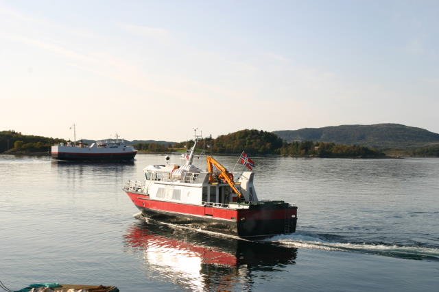 Das Lokalbt M/S  Melytind  und die Autofhre F/S  Rtinn  verlassen am 15.09.06 gegen 14.15 Uhr den Hafen von rnes.