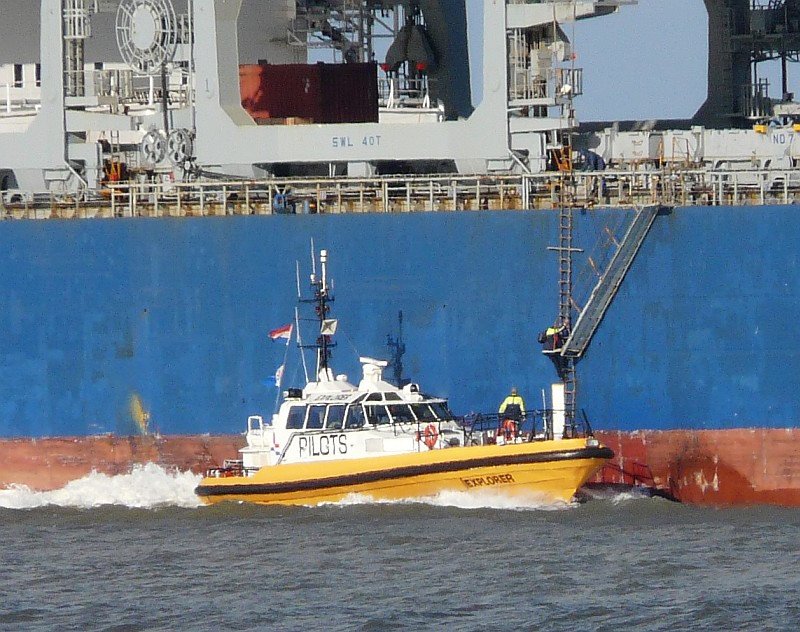 Das Lotsenboot  Explorer  setzt einen Lotsen an Bord der  Grindanger  ab. Das Bild stammt aus dem Rotterdamer Hafen und ist vom 01.02.2009 