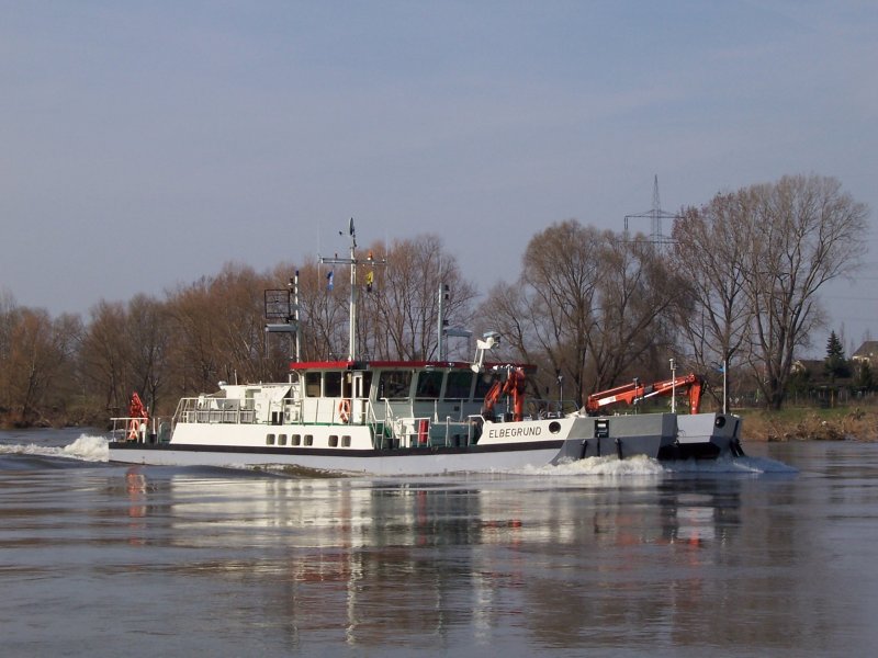 Das Messschiff  Elbegrund  aus Magdeburg am 05.04.2005 zu Berg unterhalb der Fhrstelle Coswig-Ktitz (Elbe-Km 73).