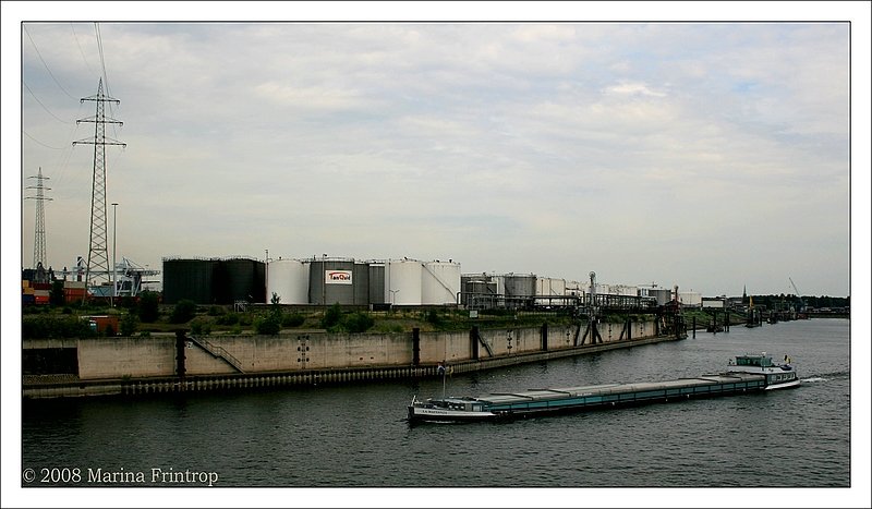 Das Motorfrachtschiff  La Mattanza  6003763 (Belgien) auf Hhe der linsel im Hafenkanal von Duisburg. 1957 bei Schimag/Mannheim gebaut. Ex Namen: Neska 97, Alpha, Bavaria 54 und Cascade. Lnge 85 m, Breite 8,2 m, Tiefgang 2,62 m, Tonnage 1.204 t