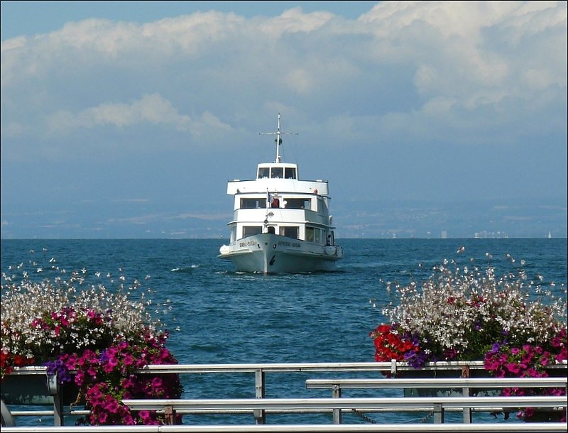 Das Motorschiff  General Guisan  nhert sich am 02.08.08 der Anlegestelle Vevey March am Genfer See. (Hans)