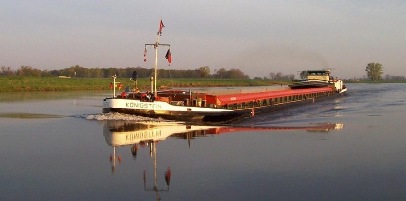 Das Motorschiff  Knigstein  ist ein ehemaliges Schiff der Binnenreederei Berlin. Eigner zum Zeitpunkt der Fotografie (29.04.2005) war P.Klos aus Berlin. 80,00 m x 8,20 m, 1117 t Tragfhigkeit, Europa-Nummer 4031220. Hier zu Berg am  Kldener Ri , ca. Elbe-Km 194.