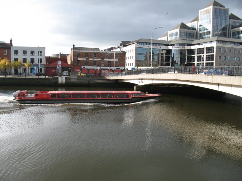 Das Motorschiff  Spirit of Dockslands startet zu seiner Ausflugstour auf der Liffey. Die Ausflugstouren sind nur bei Flut mglich. Bei einsetzender Ebbe leert sich die Liffey beinahe ganz und es sind interessante Gegenstnde zu entdecken. 
(September 2007)