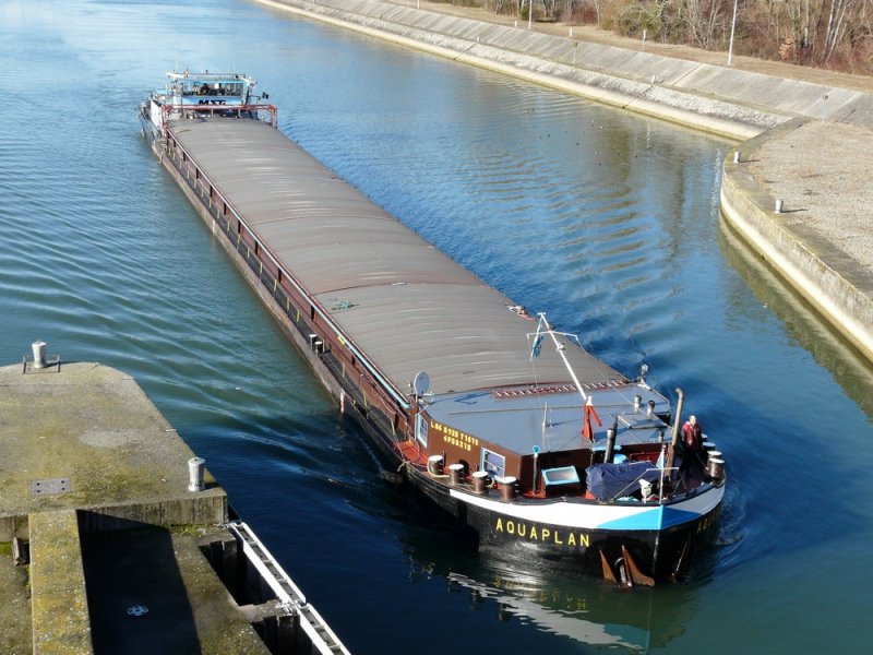 Das MS  Aquaplan  fhrt in die kleine Kammer der Schleuse Vogelgrn im Rhein-Seitenkanal am 07.02.2008. Das Schiff wurde 1930 als Schleppkahn erbaut und 1960 zum Motorschiff umgebaut. Lnge 86 m, Breite 9,20 m, Tragfhigkeit 1619 Tonnen, Europa-Nummer 4700210, Heimathafen Freudenberg, hier im Einsatz fr die Mainschifffahrts-Genossenschaft (MSG)in Wrzburg. Weitere Infos da: http://www.debinnenvaart.nl/schependb/index.php