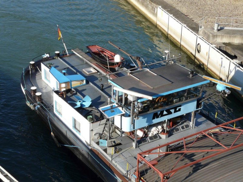 Das MS  Aquaplan  fhrt in die kleine Kammer der Schleuse Vogelgrn im Rhein-Seitenkanal am 07.02.2008.