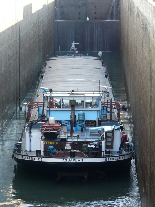 Das MS  Aquaplan  in der kleinen Kammer der Schleuse Vogelgrn im Rhein-Seitenkanal am 07.02.2008. 