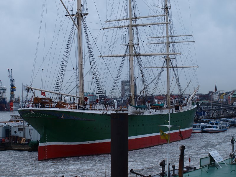 Das Museumsschiff Rickmer Rickmers im Treibeis der Elbe an den Sankt Pauli Landungsbrcken in Hamburg am 19.01.2009