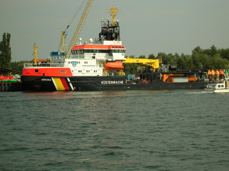 Das neueste und modernste Schiff der deutschen Kstenwache die ARKONA liegt am Kai des Tonnenhofes in Hohe Dne. August 2006