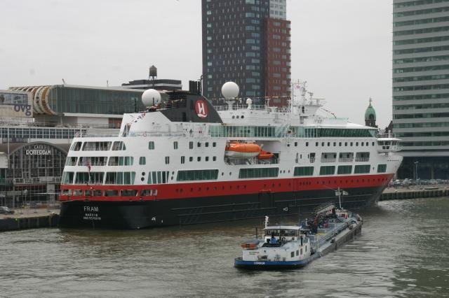 Das neuste Hurtigrutenschiff, M/S  Fram  auf dem Weg von der Italienischen Werft zur Taufe nach Oslo zu Gast in Rotterdam; 13.05.2007