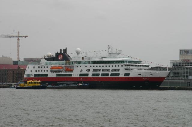 Das neuste Hurtigrutenschiff, M/S  Fram  auf dem Weg von der Italienischen Werft zur Taufe nach Oslo zu Gast in Rotterdam; 13.05.2007