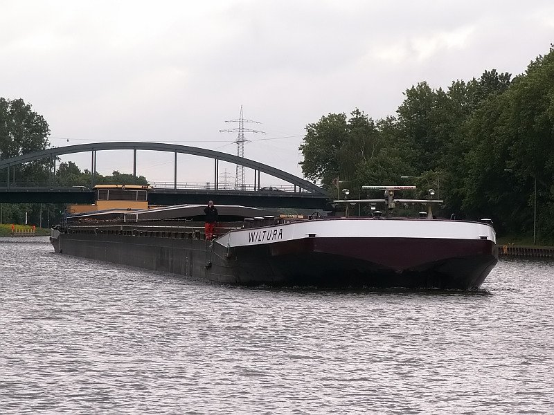 Das niederl. Schiff  Wiltura  luft auf die Schleuse in Oberhausen zu. Das Schiff, welches bereits Franca und Futura hie, ist belanden mit Baumstmmen. Das Foto stammt vom 12.05.2007