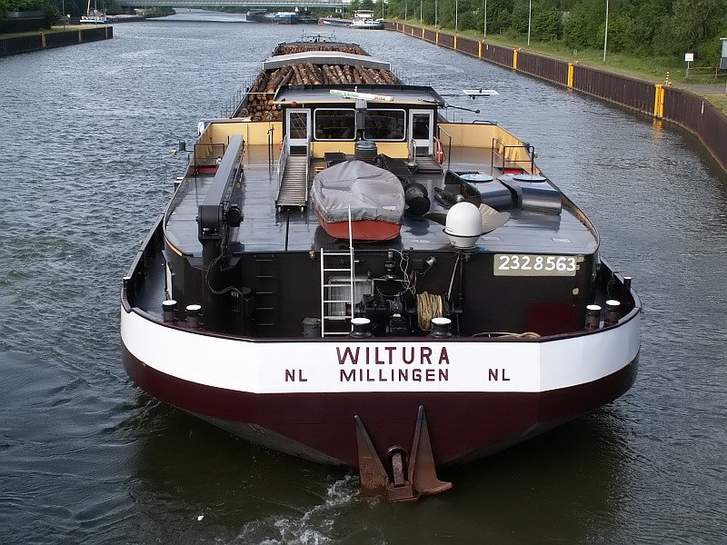 Das niederl. Schiff  Wiltura  luft nach der Schleusung in Oberhausen aus dem Schleusenbecken aus. Das Schiff ist voll beladen mit Baumstmmen. Das Foto stammt vom 12.05.2007