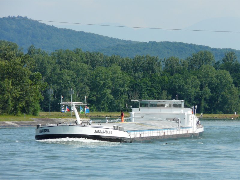 Das niederlndische Binnen-Frachtschiff  Janna-Maria  am 18.06.2008 auf Talfahrt. Auf der Hhe vom Stauwehr Burkheim verlsst es gerade den kanalisierten Rhein und fhrt in den oberen Schleusenkanal der Schleuse Marckolsheim. Da befindet sich der Rhein-Kilometer 234,5. Von dieser Stelle aus sind es noch genau 800 Kilometer bis zur Mndung in die Nordsee.
Dieses Schiff mit der Europa-Nummer 02328872 hat eine Tragfhigkeit von 3256 Tonnen, bei 110 m Lnge und 11,45 m Breite.