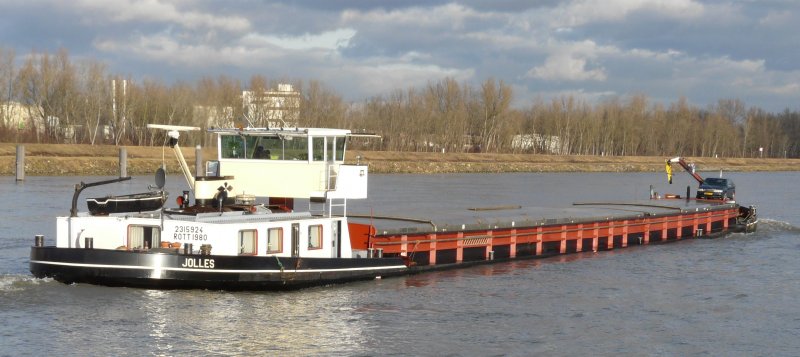 Das niederlndische Binnen-Frachtschiff  Jolles  am 08.12.2007 zu Tal in Breisach, ca. Rheinkilometer 226,7 / Euronummer: 2315924, Eich-Nr.: ROTT 1980, Lnge: 80,00 m, Breite: 8,20 m, 1165 t Tragfhigkeit. 