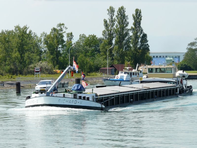 Das niederlndische Binnen-Frachtschiff  Richard-V.  am 18.06.2008 auf Bergfahrt im Oberwasser der Schleuse Vogelgrn. Europa-Nummer 2316105, Lnge 83 m, Breite 8,40 m, 1155 Tonnen Tragfhigkeit.