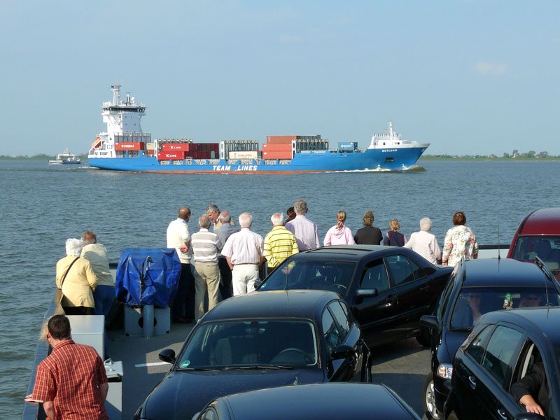 Das niederlndische Containerschiff TEAM LINES GOTLAND, Heerenveen (IMO 9277383) kreuzt auf der Elbe die Route der Fhre Wischhafen - Gckstadt; 26.04.2009
