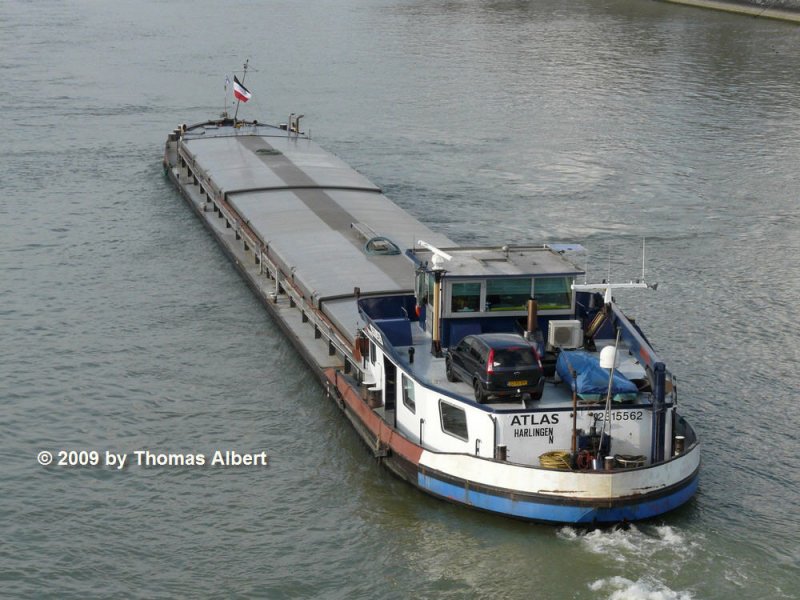 Das niederlndische Frachtschiff  Atlas  aus Harlingen im Unterwasser der Schleuse Vogelgrn auf Talfahrt - (ENI: 02315562 , 73 m x 8,22 m, 1202 Tonnen Tragfhigkeit). 13.02.2009