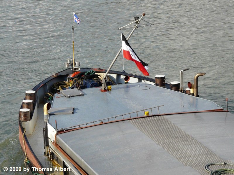 Das niederlndische Frachtschiff  Atlas  aus Harlingen im Unterwasser der Schleuse Vogelgrn auf Talfahrt - Bugansicht. 13.02.2009