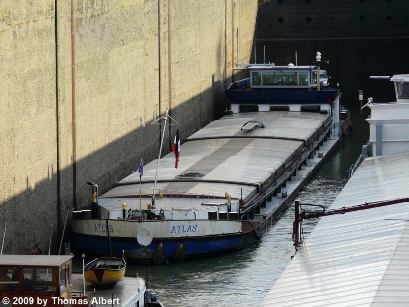 Das niederlndische Frachtschiff  Atlas  aus Harlingen in der Schleuse Vogelgrn auf Talfahrt. 13.02.2009