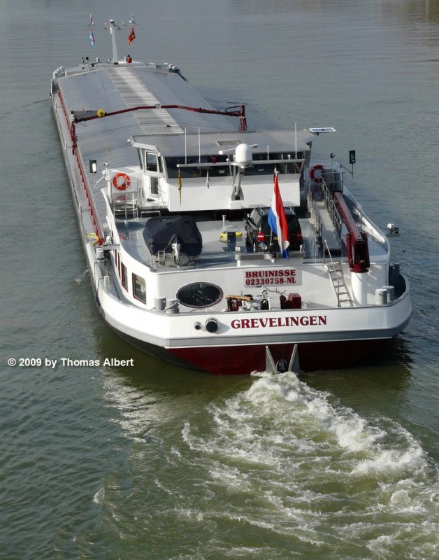 Das niederlndische Frachtschiff  Grevelingen  aus Bruinisse (ENI: 02330758) am 13.02.2009 im Unterwasser der Schleuse Vogelgrn auf Talfahrt.