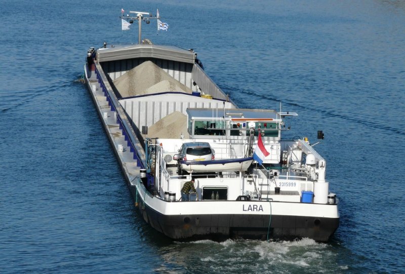 Das niederlndische Motorfrachtschiff  Lara  (ex  Cobra, ex  Poolster , ex  Leontine ) verlsst am 07.02.2008 die kleine Kammer der Schleuse Fessenheim, Rhein-Seitenkanal, im Unterwasser. Baujahr 1981, Europa-Nummer 2315999, Lnge 108,41 m, Breite 10,05 m, Tragfhigkeit 2512 Tonnen. Weiter Infos da: http://www.debinnenvaart.nl/schependb/index.php