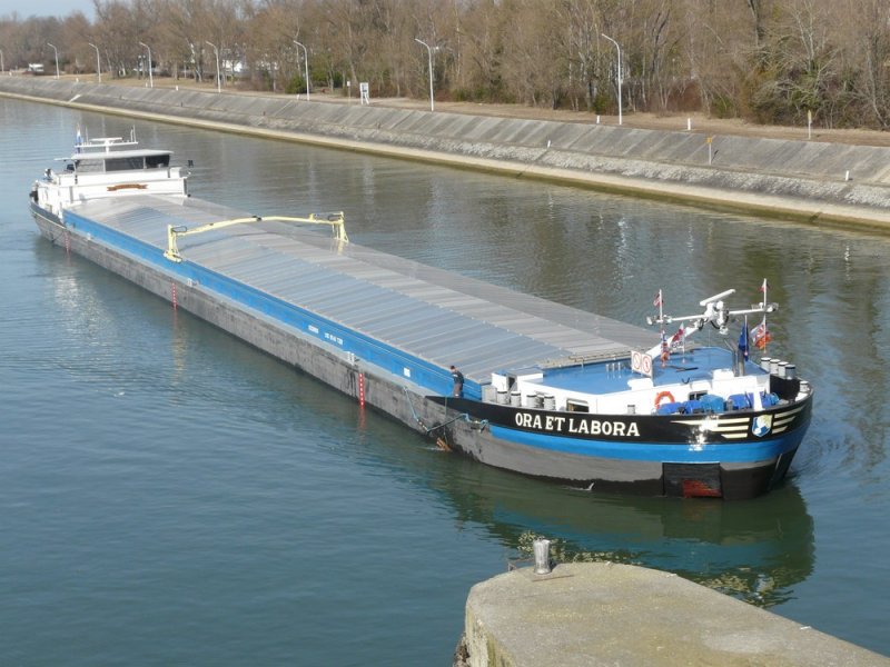 Das niederlndische Motorschiff  Ora et Labora  fhrt am 23.02.2008  in die kleine Kammer der Schleuse Vogelgrn. Euro-Nummer 02326959, 110 m x 11,45 m, 3251 Tonnen, Baujahr 2005, Heimathafen Werkendam.